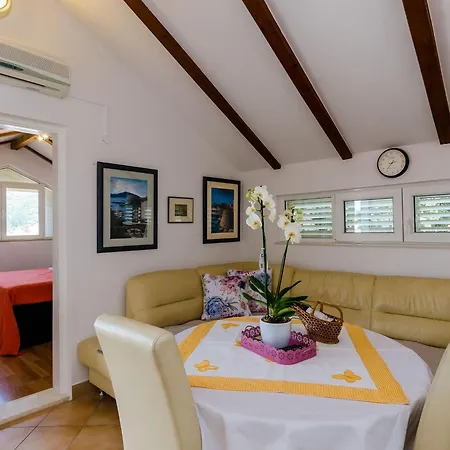 Lägenhet Marina View - One-bedroom With Terrace And Sea View